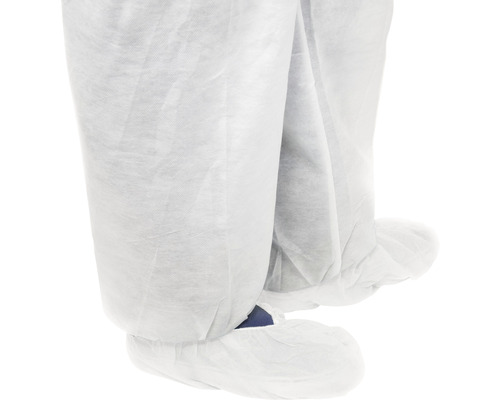 Jambes portant une combinaison jetable et des couvre-chaussures