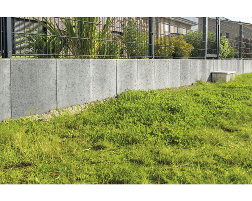 Betonzaun mit Doppelstabmattenzaun und Grasfläche