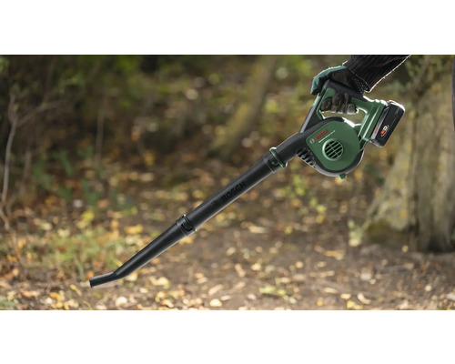 Bosch Akku-Laubbläser im Außeneinsatz.