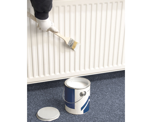Radiateur en cours de peinture avec un pinceau et de la peinture