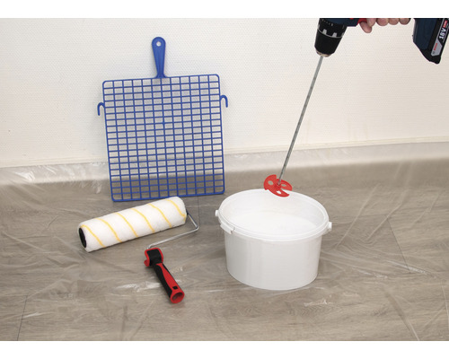 Mélangeur de peinture sur perceuse, seau de peinture, rouleau de peinture, grille d''essorage et feuille de protection pour travaux de peinture.