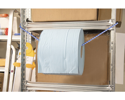 Un rouleau d''essuie-mains en papier suspendu à une étagère.