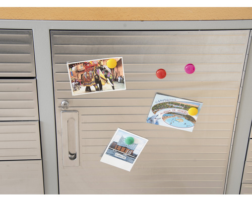 Porte d''armoire métallique avec aimants et cartes postales