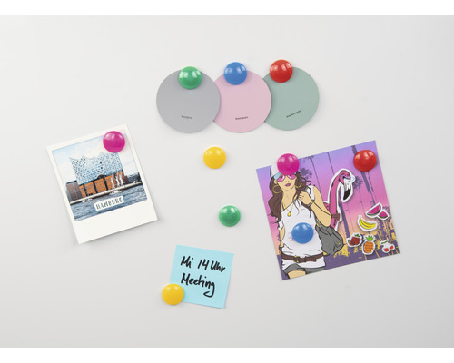 Les aimants de réfrigérateur maintiennent les notes et les photos sur une surface magnétique