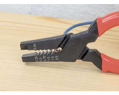 Pince à dénuder avec fil en utilisation