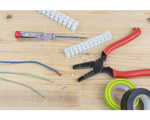 Kit d''outils d''électricien avec borniers, pince à dénuder, embouts de câblage, testeur de phase et ruban isolant