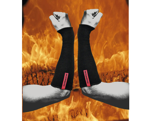 Deux bras portant des manchettes noires de pompier devant un fond de flammes.