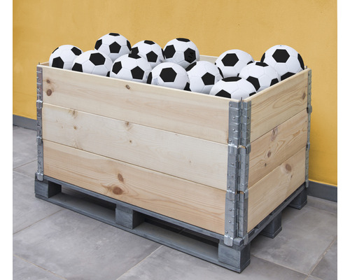 Caisse en bois remplie de ballons de foot