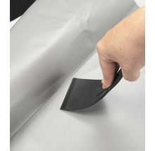 Application d''un film avec une raclette