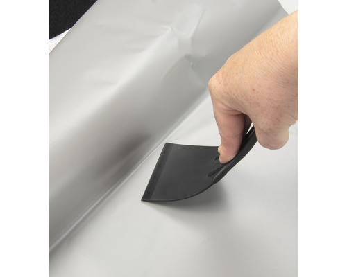 Application d''un film avec une raclette