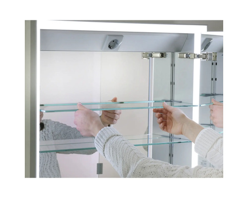 Installation d''une armoire de toilette avec prise et étagères en verre dans la salle de bains