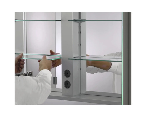 Installation d''une armoire de toilette avec étagères en verre et prises électriques pour la salle de bain