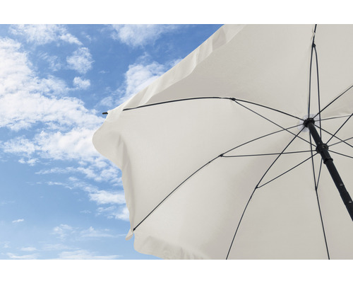 Ansicht von unten eines Sonnenschirms vor blauem Himmel