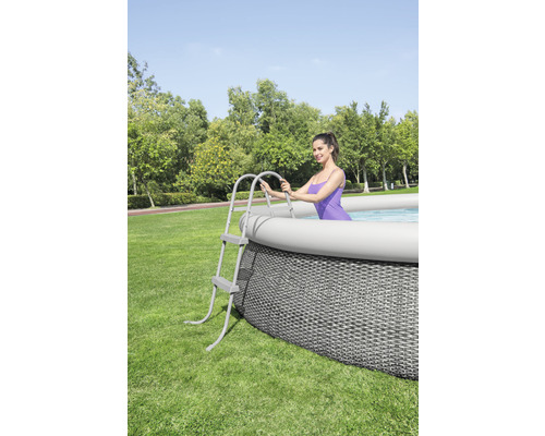 Aufstellpool mit Leiter und Frau im Garten