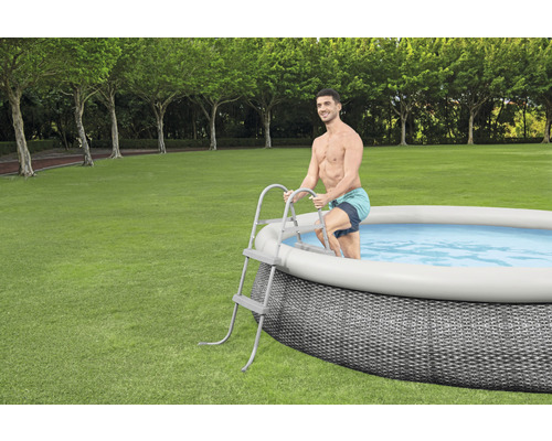 Aufblasbarer Pool mit Leiter im Garten