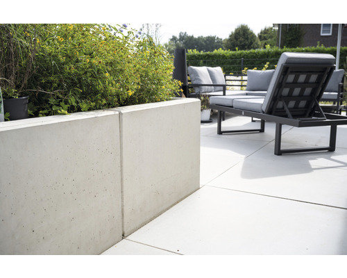 Terrasse avec jardinière en béton et mobilier de jardin