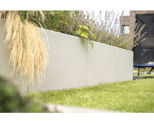 Jardinière surélevée en béton avec plantation dans le jardin