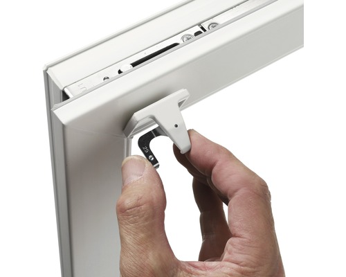 Fenster mit Hand und Kippbegrenzer