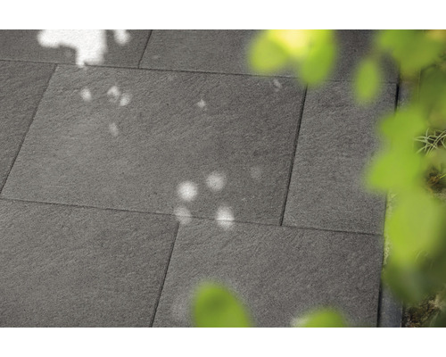 Dalles de terrasse grises dans le jardin