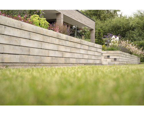 Garten mit Hangbefestigung aus Betonsteinen und Bepflanzung