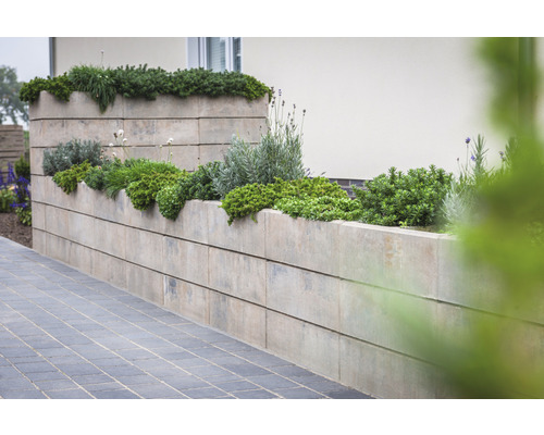 Gestapelte Gartenmauer mit Bepflanzung