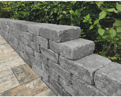 Mur en blocs de béton dans le jardin