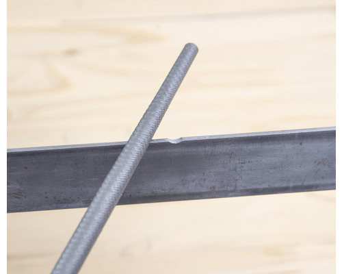 Lime à métaux travaillant une pièce métallique