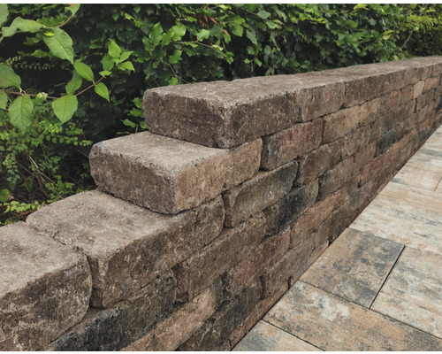 Gestapelte Gartenmauersteine aus Beton