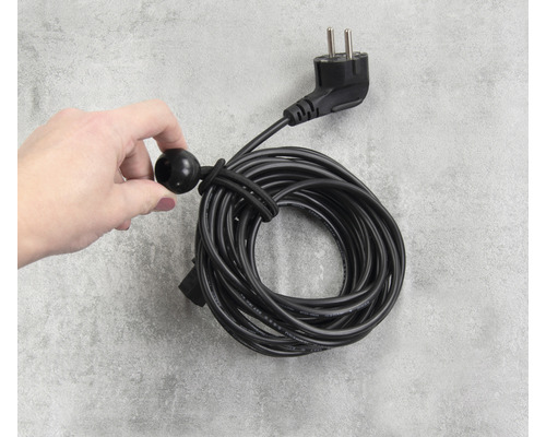 Aufgewickeltes Elektrokabel mit Stecker und Kabelbinder