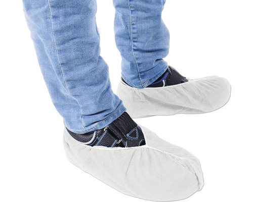 Schuhüberzieher an Füssen mit Jeans