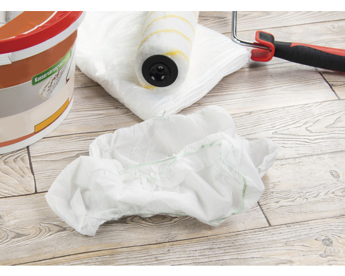 Farbeimer, Farbroller, Abdeckplane und Überziehschuhe für Renovationsarbeiten