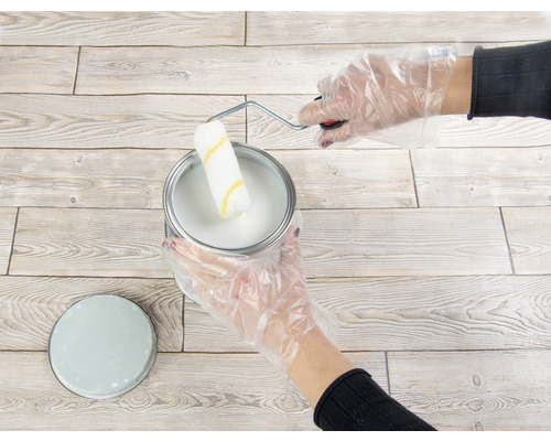 Seau de peinture avec rouleau à peinture et gants