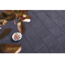 Pose de pavés gris à l''extérieur