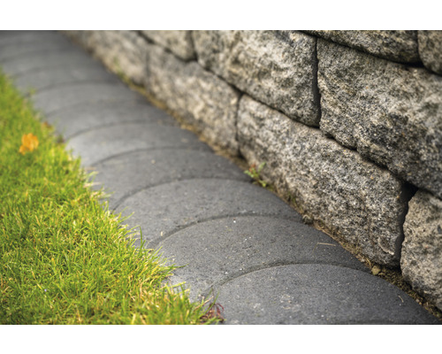 Mur de pierre avec pelouse et chemin pavé