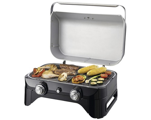 Schwarzer Gasgrill mit Rost und Grillgut wie Fleisch, Mais und Gemüse.