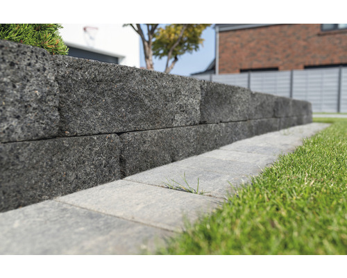 Gartenmauer aus Betonsteinen mit Rasenkante