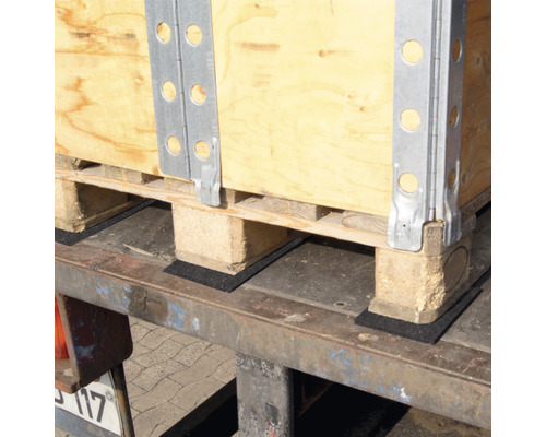 Holzpalette mit Antirutschmatten auf einer Ladefläche