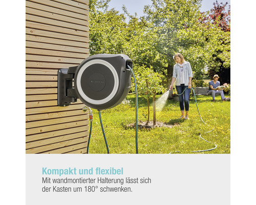 Dévidoir mural avec tuyau d''arrosage dans le jardin