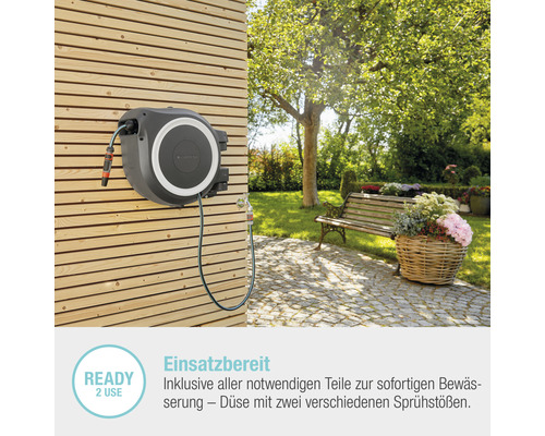 Dévidoir mural Gardena avec tuyau d''arrosage sur un mur en bois