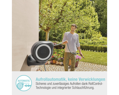 Scène de jardin avec un enrouleur de tuyau pour l''irrigation et un homme