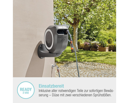 Jardin avec un boîtier de tuyau mural, comprenant un tuyau et un embout de pulvérisation