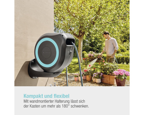 Boîtier de tuyau d''arrosage mural Gardena avec tuyau d''arrosage en utilisation