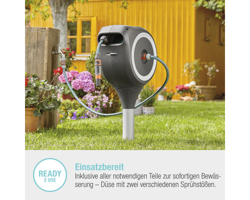 Scène de jardin avec un coffret de tuyau pour l''irrigation du jardin