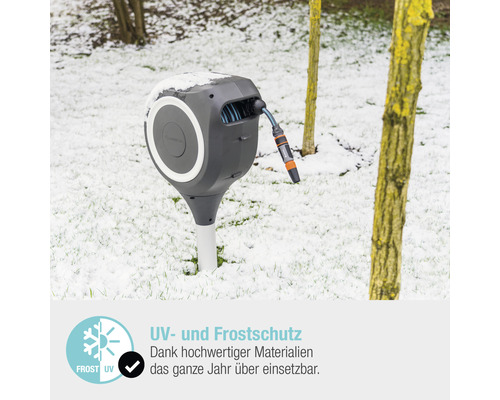 Boîtier de tuyau d''arrosage Gardena avec tuyau d''arrosage dans un jardin enneigé.