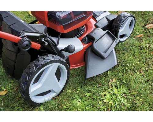 Vue détaillée d''une tondeuse à gazon sur une pelouse.