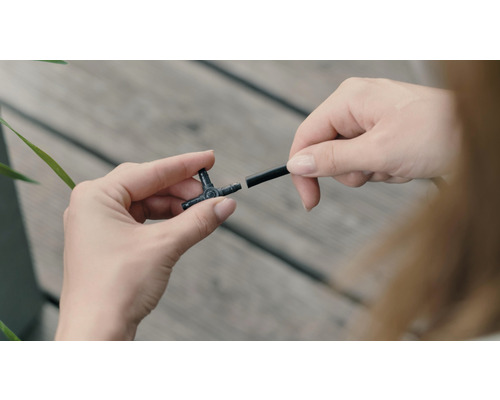 Raccord en T pour système d''irrigation avec tuyau d''irrigation dans les mains