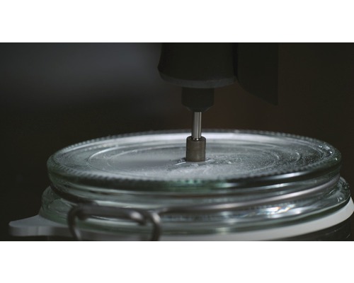 Un verre est travaillé avec un outil rotatif