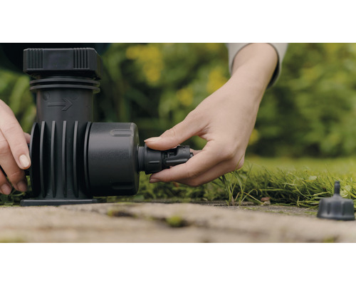 Filtre d''arrosage de jardin avec la main raccordant un tuyau