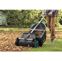 Une personne utilise un collecteur de feuilles Gardena dans le jardin pour ramasser les feuilles d''automne.