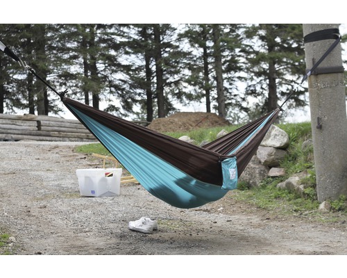 Aufgespannte Hängematte im Garten zwischen zwei Bäumen